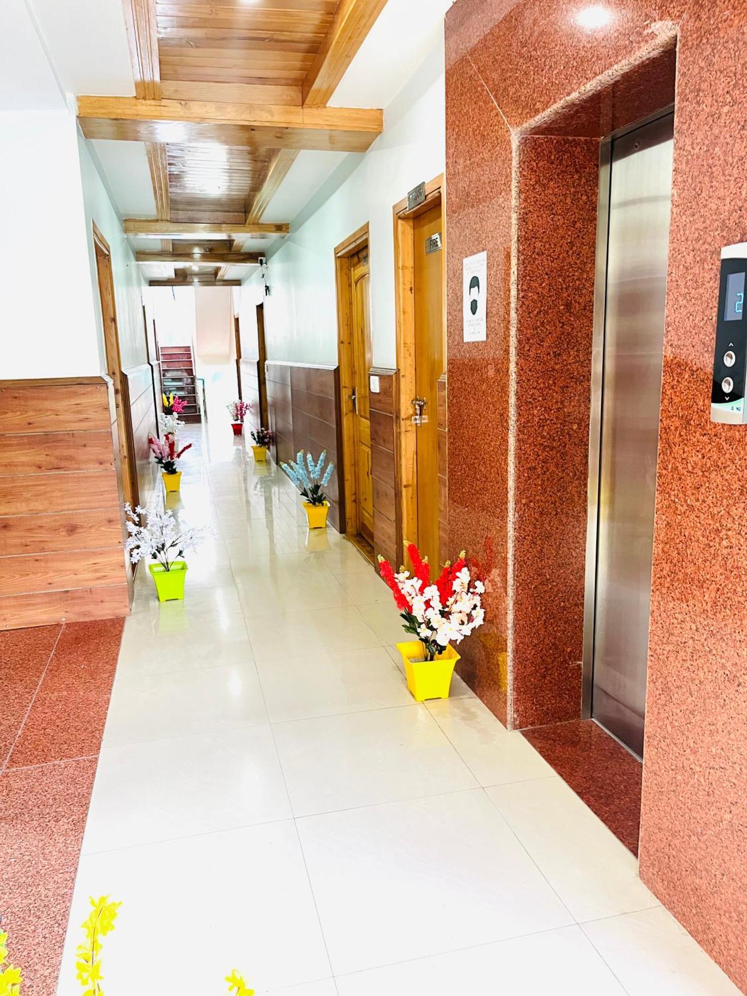 Vista Resort, Manali - ! Near Mall Road !! Hot & Cold Ac Rooms !! Best Selling !! Big Parking !! Luxury Collection !! Open Terrace !! Lift !! Playing Zone !! Property Of The Year ! Exterior photo